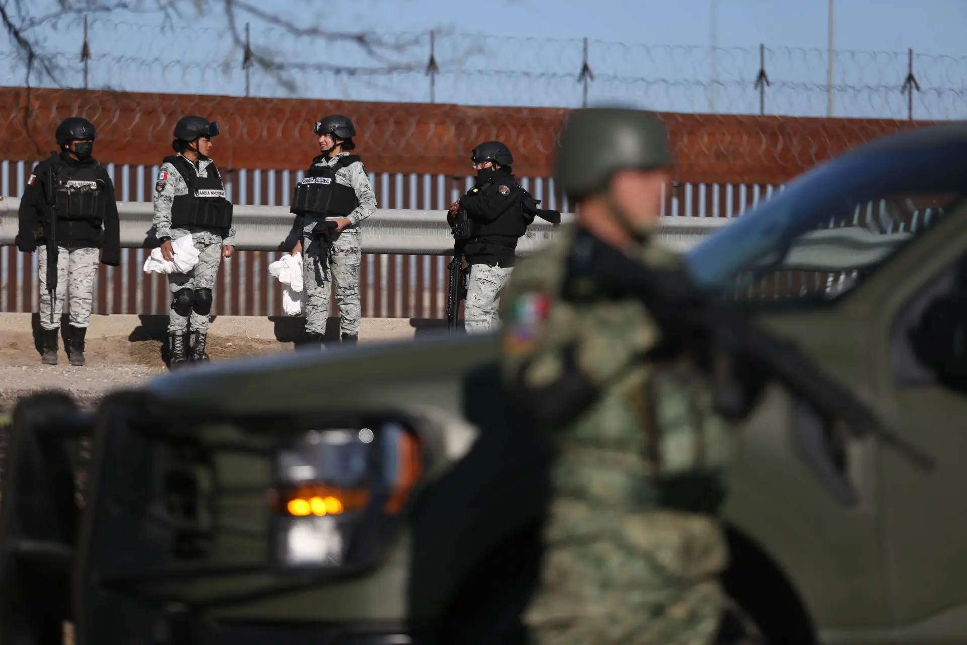 Texas Governor Greg Abbott’s rhetoric flips the reality of arms trafficking at the U.S.-Mexico border, dismissing hard data and undermining bilateral cooperation. Photo: Carlos Sánchez Colunga / Cuartoscuro / MxPA