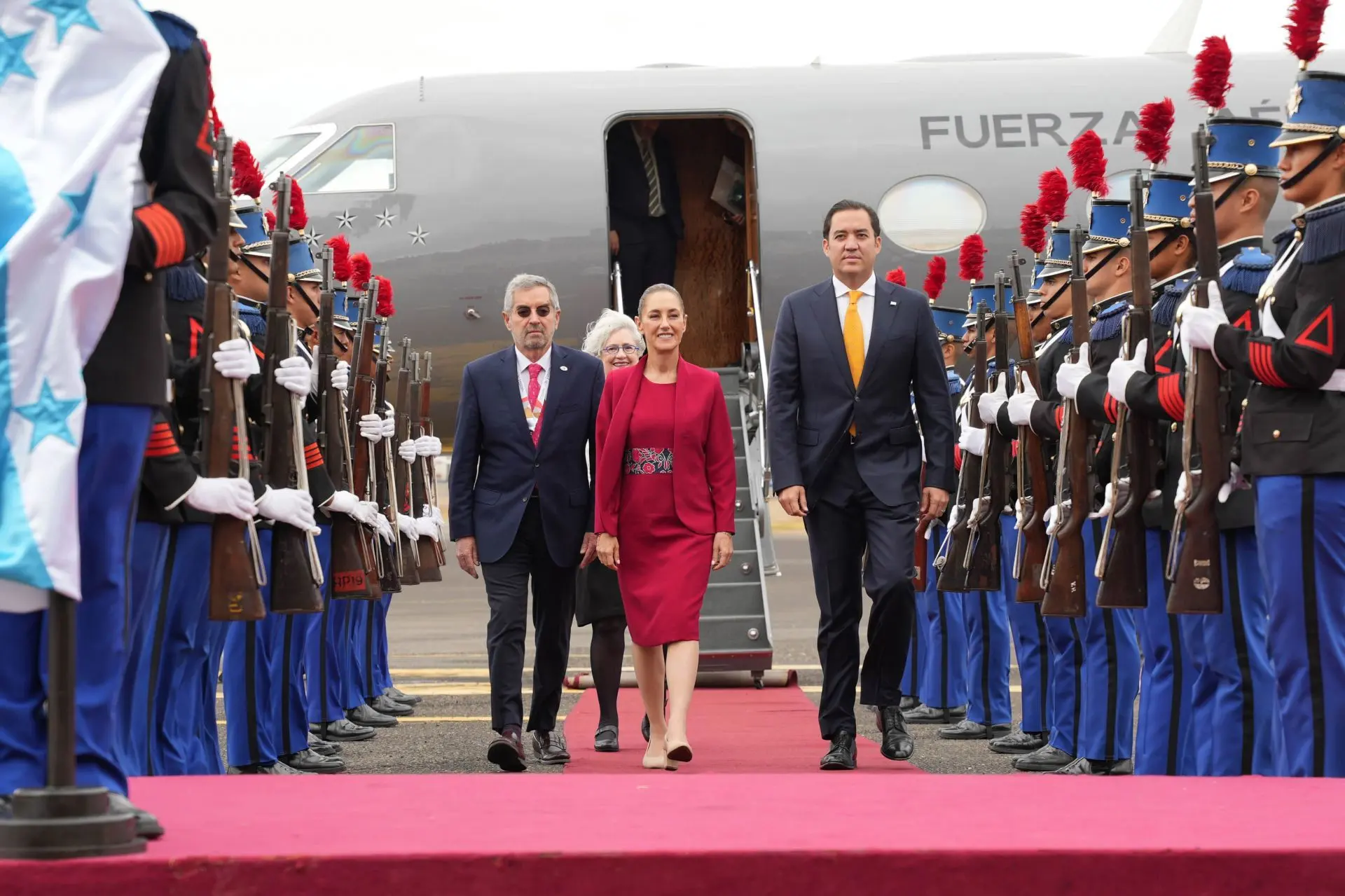 Claudia Sheinbaum Pardo, arrived today at Toncontín Airport in Tegucigalpa to attend the Community of Latin American and Caribbean States, CELAC, summit in Honduras. Photo: Presidency / Cuartoscuro / MxPA