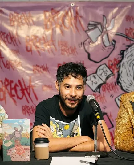 Rubén Arriola, el Manchón, at the Lucha de Brecha Expo. Instagram, 2025.