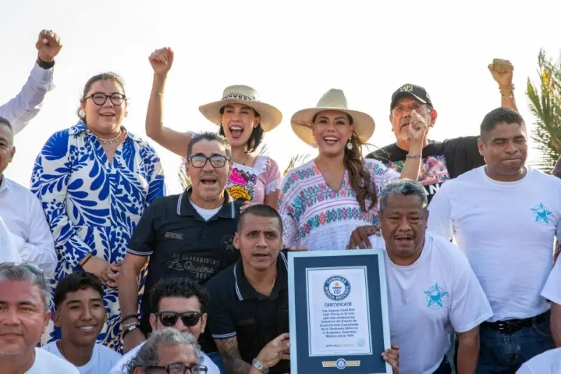 The Secretary of Tourism, Josefina Rodriguez Zamora and the Governor of Guerrero were present at the Guinness Record celebration for the Divers from La Quebrada. Photo: Ministry of Tourism