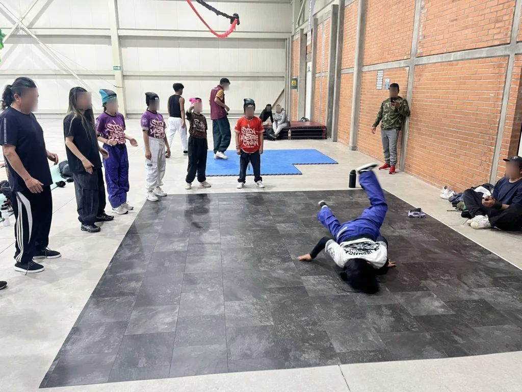 A breakdance workshop at UTOPIA Olini. The instructor has been involved in the breakdance scene for decades, and dozens of children, adolescents, and young adults participate competitively and casually in breakdancing activities at the UTOPIA. Photo courtesy of the author.