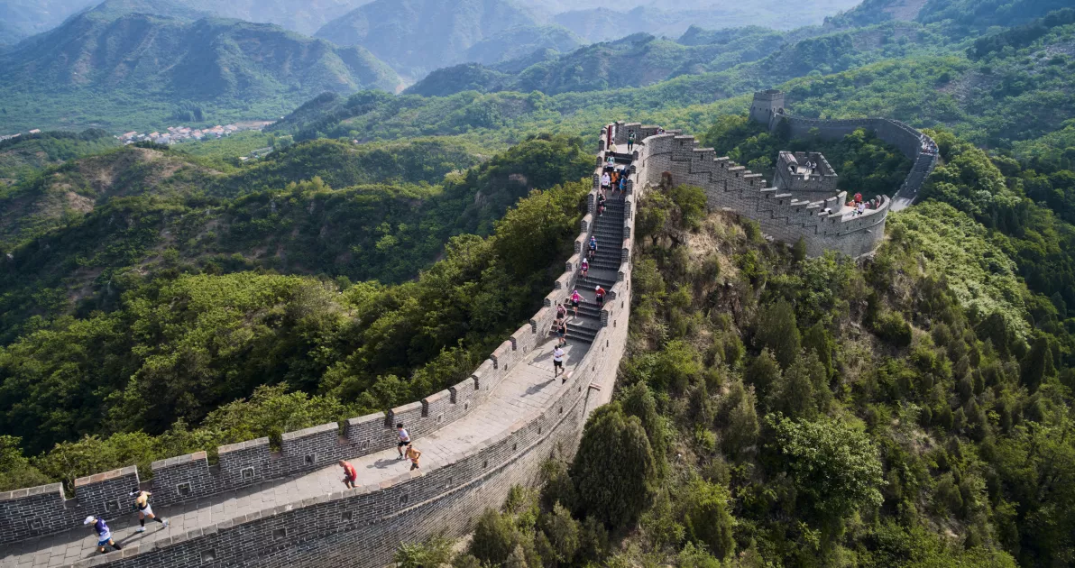 Forged among mountains, ravines, and dirt roads, five Indigenous Mexican athletes crossed the world to emerge victorious from one of the most demanding races on the planet: the Great Wall Marathon of China. Photo: great-wall-marathon.com