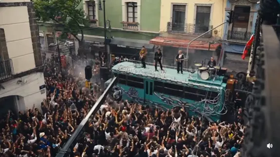 The unexpected appearance of U2 in downtown Mexico City not only sparked excitement among hundreds of Mexican fans, but also once again positioned the capital as a cultural epicenter. Photo: Instagram @U2