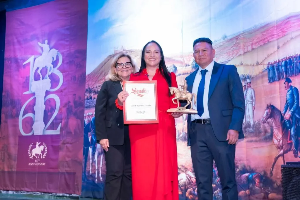Senator Liz Sánchez was also honored with the Zaragoza Awards 2026, a recognition granted by Pedro Ramos and the organization Unidos por Puebla in honor of the Battle of Puebla and the legacy of General Ignacio Zaragoza. Photo: Zaragoza Awards