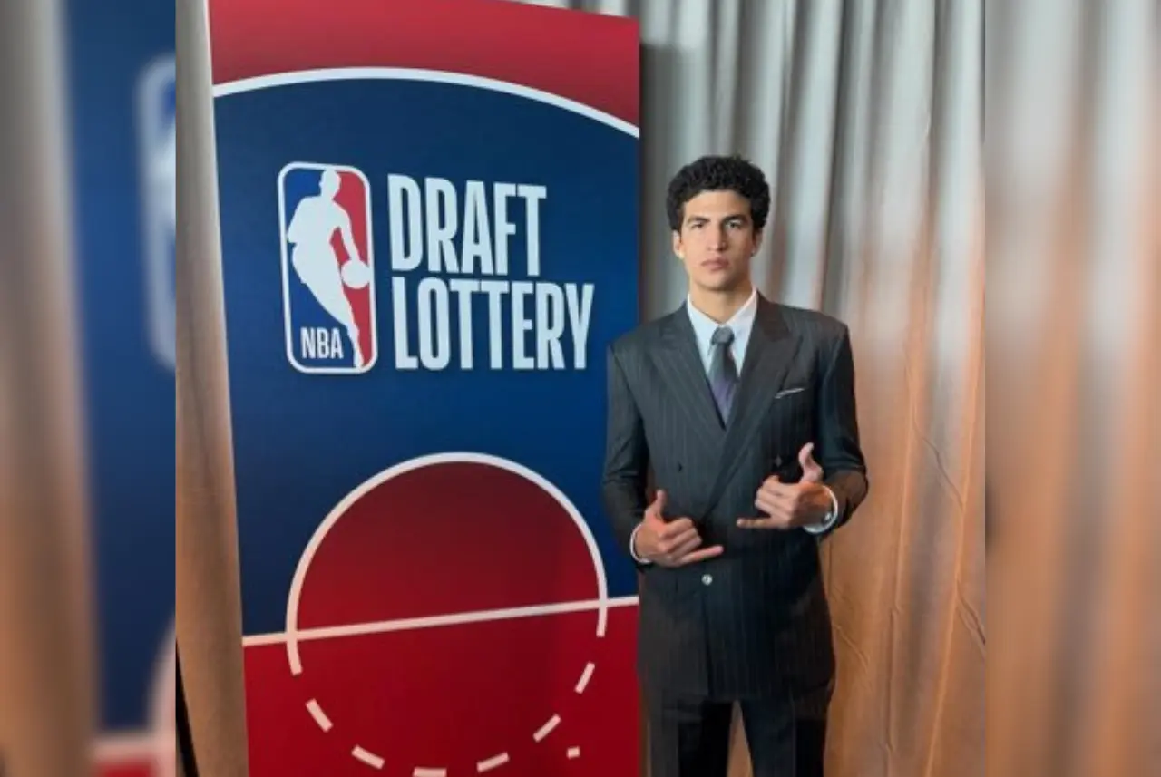 Mexican basketball scored an unprecedented advance on Tuesday night when Karim López became the first player born in the country to be selected in the first round of the NBA Draft.