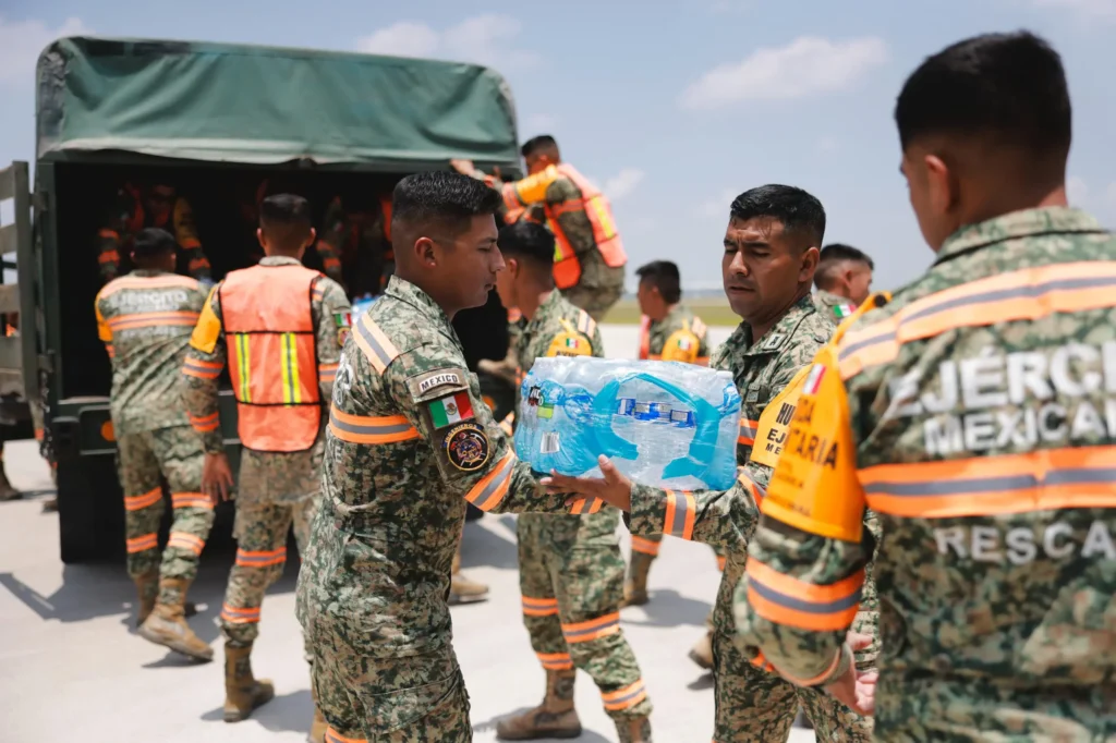In addition to specialized personnel, Mexico transported equipment, medicines, and relief supplies to support emergency response efforts in the affected areas. Photo: SRE